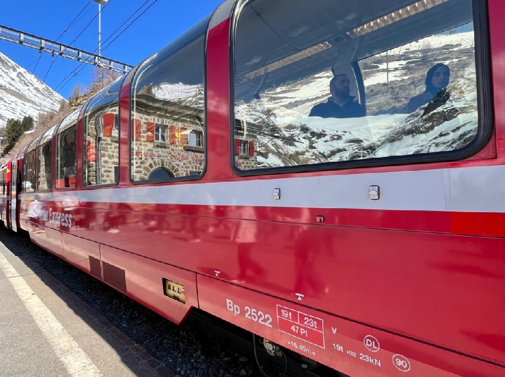 Bernina Express in carrozze panoramiche con pranzo a St. Moritz