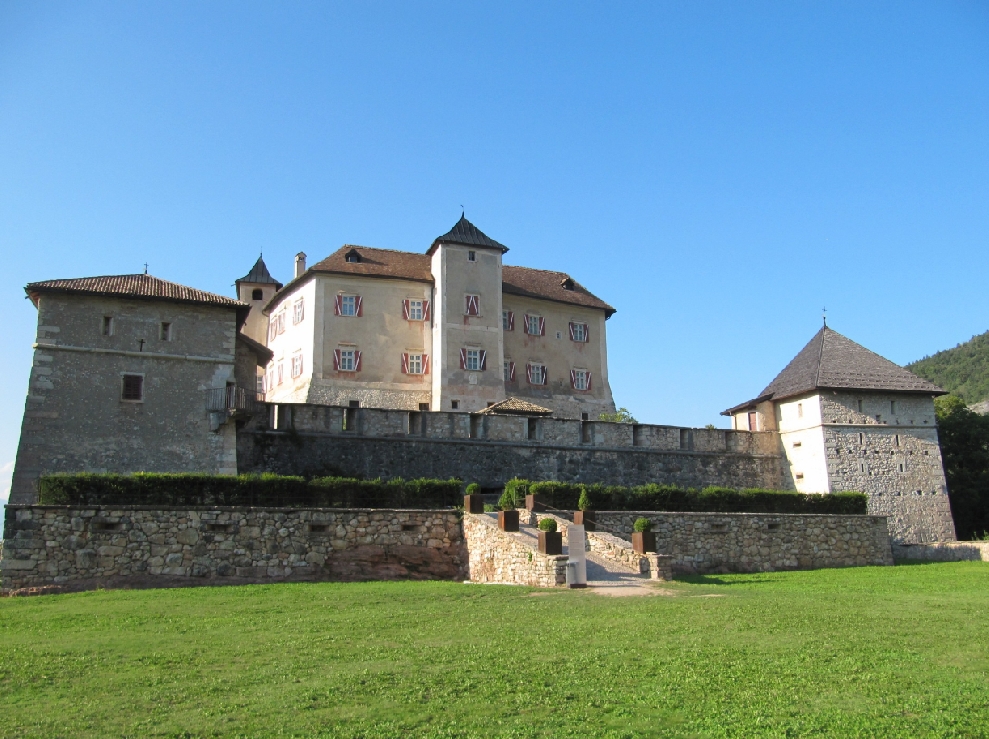 Castel Thun e Ossana, il Borgo dai 1000 Presepi